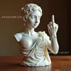 Estatua Transfronteriza de la Diosa Venus de Nueva Viena con Actitud Adorno de Dedo Medio Artesanía de Resina