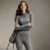 Chaqueta de yoga cropped suave y cálida con forro polar que ciñe la cintura, pantalones de tiburón ajustados de cintura alta que controlan el abdomen y levantan las caderas, conjunto de yoga para mujer