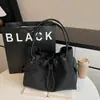 Bolsa Tote Transfronteiriça de Nicho Retrô com Cordão para Ombro e Transversal para Mulheres, Estilosa e Versátil para o Inverno, com Design Casual Texturizado para Ombro e Transversal