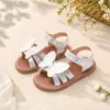 Sandálias Leves e Respiráveis para Meninas Pequenas, Roupa de Exterior Multicor com Borboleta 3D e Velcro, Estilo Pastoral Retrô