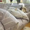 Nuevo juego de ropa de cama de cuatro piezas de grado A, 100% algodón, cepillado y engrosado, para uso doméstico, con un diseño simple y versátil