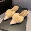 Chinelos femininos quentinhos, elegantes e fofos, com bico fino e design de salto grosso, chinelos mule estilosos de bico fechado, toque de pelúcia, socialite