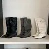 Botas de montar vintage europeas y americanas de punta, plisadas, de pierna ancha, hasta la rodilla, con decoración de hebilla de cinturón