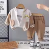 Novo Estilo Uniforme de Baseball Cartoon para Bebê Menino Conjunto de Três Peças Primavera e Outono 2026 Novo Conjunto Elegante de Botão Único para Meninos e Meninas