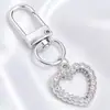 Lujo Ligero Chapado en Oro Full Diamante Charm Hebilla en Forma de D Colgante Hueco en Forma de Corazón Accesorios para Bolsos Llaves Fábrica Stock Mayorista