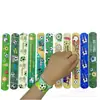 Juego de Suministros para Fiesta de Cumpleaños de Fútbol de 94 Piezas Pulseras para Eventos Deportivos Llaveros Pegatinas Silbato Cuaderno