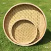 Productos de bambú, todos hechos a mano con bambú tejido. Incluye coladores de bambú con agujeros, recogedores de bambú con agujeros, bandejas de bambú y tejido de bambú con agujeros