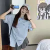 Camisa corta de manga corta azul a rayas con bordado floral simple estilo japonés, unisex, holgada, moderna, versátil, camisa casual para estudiantes