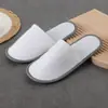 Suministros del Fabricante: Pantuflas Desechables de Felpa para Hoteles, Casas de Huéspedes y Salones de Belleza, con Impresión de Logo y Diseño Portátil