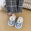 Pantuflas de algodón 2026 nuevo estilo para mujer con forro afelpado, diseño floral, beige, de suela plana, aptas para usar en interiores y exteriores, suela suave