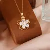 Colar Rotativo com Pingente Inlaid de Zircônia Transfronteiriço Cor de Cobre Gota de Óleo Novo para Mulheres Flor Amor com Temperamento de Alto Padrão