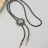 Accesorios Europeos y Americanos Más Vendidos Colgante Sencillo con Forma de Flor Hebilla para Corbata de Lazo Creativo Retro Cuerda Trenzada Collar de Corbata de Lazo