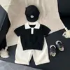Roupa de Primavera e Verão Estilo Coreano para Meninos 2026 Novo Modelo Estilo Cool para Bebê Bloco de Cores Gola Tricô Manga Curta Calça Casual