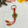 Chaveiro Pingente Dinheiro dos Cinco Imperadores Atacado do Fabricante com Fio Vermelho, Dinheiro dos Cinco Imperadores de Cobre Genuíno e Decoração de Chaveiro em Madeira de Pessegueiro