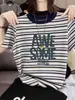 Camiseta a rayas de manga corta de diseño único 2026 para mujer con escote de bloques de color, top casual de moda estilo coreano