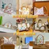 Suministro Transfronterizo Fábrica Original Cuero Nuevo Bolso Baguette Clásico para Mujer, Bolso Cubo de la Fortuna Estampado con Monogramas, Bolso de Hombro Cruzado Individual, Tres Colores