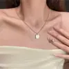 2025 Nova Moda de Luxo Leve Colar com Pingente de Concha Feminino Design de Nicho Corrente de Clavícula Tendência Casual Atacado