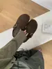 Versión de cuero genuino~Zapatos tipo slip-on para mujer estilo Birkenstock de suela gruesa con puntera cerrada que aumentan la altura interior para uso en exteriores, nuevo modelo de otoño 2026