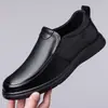 Zapatos de hombre de cuero genuino transfronterizos, nuevos zapatos casuales de negocios de otoño sin cordones, antideslizantes, transpirables, zapatos de cuero de suela blanda para hombres de mediana edad y mayores