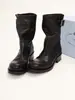 Botas Martin de Couro Macio Vintage Estilo Hot Girl Emagrecedoras com Solado Grosso para Mulheres com Fivela de Cinto Pregueada Botas de Cano Curto para Motociclista e Botas de Cano Médio com Salto Grosso