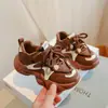Tênis de Veludo Infantil 2025 Outono e Inverno Novos Sapatos de Papai para Meninas Sapatos Casuais para Meninos Tênis de Corrida com Velcro