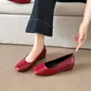 Zapatos de tacón bajo y suela plana de color blanco lechoso con lunares negros, zapatos de abuela retro de punta cuadrada de cuero suave, zapatos de mujer gentiles y versátiles para ir al trabajo