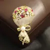 Elegante Broche de Ramo de Flores Incrustado con Diamantes de Colores de Alta Gama Corsage Elegante de Ramo de Perlas Naturales para Mujer