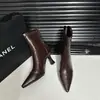 Zapatos de tacón alto de punta fina en color marrón para mujer, botines cortos vintage de retazos nuevos para otoño e invierno, botas elásticas ajustadas, botines de estilo francés