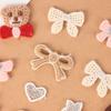 Disponible en stock, parche bordado con lazo pequeño, sencillo y fresco, accesorios de ropa, color, serie oso lindo, tela bordada