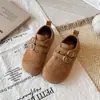 Birkenstocks de Moda para Niños 2026 Otoño/Invierno Nuevo Estilo Zapatos Pequeños de Cuero para Niñas Mocasines Retro Suela Suave Zapatos Individuales para Bebés/Niños