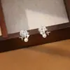 Brincos de Clipe para Orelha Perfurada com Pérola em Forma de Estrela de Quatro Pontas de Alto Padrão, Design Niche, Versáteis para o Dia a Dia