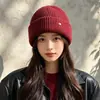 Gorro de Punto Simple de Color Sólido con Logo Pequeño Nuevo para Otoño e Invierno para Mujer Hace que la Cara Parezca Más Pequeña Versátil Cálido Cubre-Cabeza A prueba de Viento Protección para los Oídos Gorro de Lana