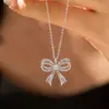 Nuevo collar para clavícula con colgante de mariposa estilo minimalista transfronterizo con diamantes brillantes, popular en línea, collar de lujo ligero, gargantilla simple y versátil, venta al por mayor