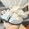 Tênis brancos infantis, nova coleção outono 2026: sapatos casuais, de sola macia, estilo Forrest Gump, para meninos, e tênis esportivos leves e versáteis para meninas