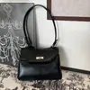 Suministrado directamente del extranjero, este nuevo bolso de hombro presenta un diseño moderno y minimalista, ofreciendo una sensación de alta calidad.. Es una bolsa versátil para el día a día, perfecta para ir al trabajo, y ofrecemos personalización de marca blanca para mujeres.