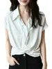 Camisa branca estilosa de manga curta torcida para mulheres, nova tendência de verão 2026, top de gola slim fit de nicho, estilo jovem