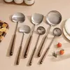 Aço Inoxidável 304 Cabo de Noz Cabo Longo Colher Grande Colher de Sopa Doméstica Atacado Utensílios de Cozinha com Cabo de Madeira Escorredor Colher para Panela Quente