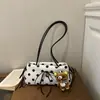 Elegante y exquisito bolso de hombro y bolso de mano con lunares grandes, de la nueva colección otoño 2026, un artículo de nicho, de alta calidad, moderno y versátil.