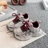 Tênis Esportivo Feminino 2026 Outono Novo Modelo Tênis Pai Infantil Malha Respirável Velcro Casual Tênis de Corrida Infantil Feminino