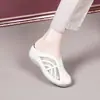 Nuevas Zapatillas Casuales de Moda Cómodas de Cuero Suave con Punta Cerrada para Mujer, Sandalias de Plataforma Gruesa tipo Mamá para Comercio Transfronterizo, Primavera/Verano 2026