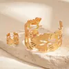 Pulseira Anel Aberto de Folhas Vazadas Metálicas Europeia e Americana de Duas Peças Personalidade Nicho Elegante Joia de Luxo para Mulheres