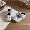 Sapatos de Princesa com Laço de Renda e Bolinhas para Menina 2026 Primavera/Outono Novos Sapatos Pequenos Versáteis de Couro com Pérolas e Decote Baixo