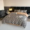 Venta al por mayor del fabricante Juego de Funda de Edredón de Cuatro Piezas Algodón Lavado Sábanas para Dormitorio de Estudiantes Juegos de Colcha de Tres Piezas Ropa de Cama Estilo Marca Grande