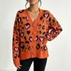 Cardigan de punto holgado de otoño de estilo europeo y americano, suéter jacquard corto de exportación transfronteriza con estampado de corazón y leopardo para mujer