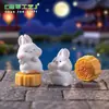 Paisaje Mini Creativo Pastel de Luna de Mediados de Otoño Muñeco de Conejo Decoración DIY Accesorios para Colgar Cochecitos Mini Adornos de Escritorio