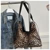 Bolsa de ombro feminina estilo leopardo hobo 2025, nova bolsa de ombro vintage, estilo ocidental, arco, grande capacidade, bolsa casual feminina