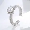 Anillo de Apertura con Patrón de Hierba Tang Corona Perla para Mujer Moda de Lujo Ligero Diseño Personalizado de Nicho Anillo de Combinación Perfecta de Gama Alta para Mujer