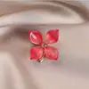 Broche Pétala Retrô para Mulheres, Luxo Acessível de Alto Padrão, Broche de Flor Vermelha de Nicho, Joia de Lapela Elegante e Versátil