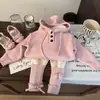 Ropa Infantil Estilo Coreano 2025 Nuevo Set de Dos Piezas para Niñas Otoño e Invierno: Suéter de Punto con Capucha y Forro Polar, Calcetines Holgados y Leggings Tendencia