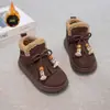 Botas de nieve nuevas para niños, estilo para estudiantes de primaria al aire libre, con cierre de velcro, forro de felpa, botas de algodón engrosado, suela suave, a prueba de viento y botines modernos